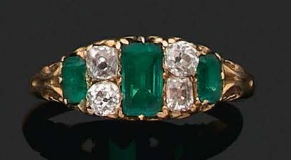 null 
戒指 

祖母绿，老式切割钻石 

18K（750）金 19世纪 

Td。: 58 - Pb.3.5克 



绿宝石、钻石和黄金戒指
