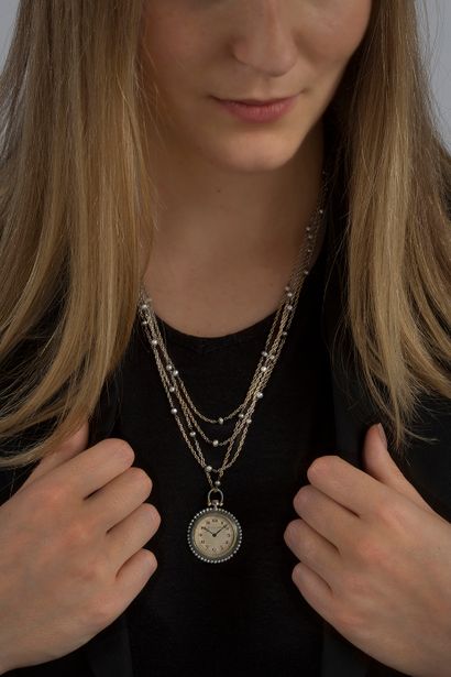LACLOCHE FRERES 
女生的手表。蓝灰色的珐琅，精美的珍珠。链条为18K（750）金和950铂金。表盘上有签名并有编号。法国作品 - 约1920年。直径：2.9厘米...