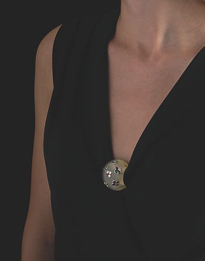 SUZANNE BELPERRON 
*阿盖特，白色和黄色钻石花，红宝石，绿宝石和蓝宝石。18K（750）金和黑色珐琅。由Groené & Darde印制。尺寸：3...