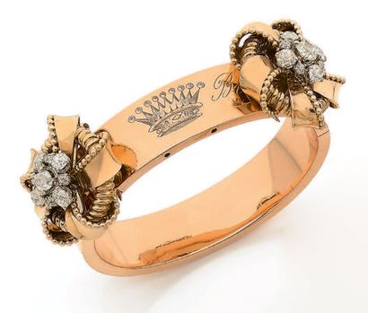null 
双夹 "手镯

刻有伯爵夫人皇冠的项链

18K（750）金和老式切割钻石，夹子可以单独佩戴。 

长：17厘米左右。72 g



一条钻石金手链...