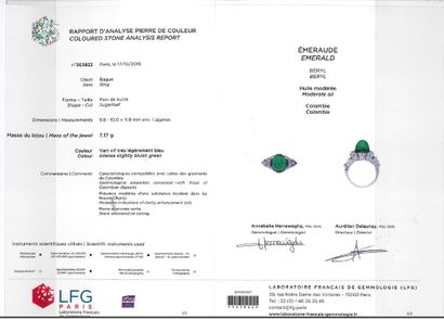 null 
绿宝石戒指 糖山绿宝石，圆钻，铂金（850）。Td。: 54 - Pb.7.2克。附有LFG证书N°363822，证明。产地：哥伦比亚，颜色：鲜绿色...