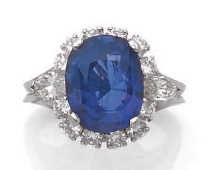 null 
铃声 "SAPHIR 

椭圆形蓝宝石，周围有圆形和脐带形钻石

铂金 (850)

蓝宝石的重量：约4.80克拉。 

Td。: 51 - Pb....