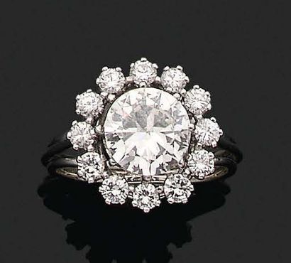 
钻石戒指 

圆形明亮式切割钻石 

18K（750）金和950铂金 

中心钻石的重量：1.66克拉...