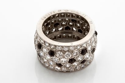 CARTIER 
BAGUE «NIGÉRIA PANTHÈRE»

Diamants taille brillant, cabochons d'onyx

Platine...