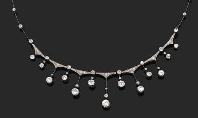 null 
NECKLACE "DRAPERY

Old cut diamonds

18k (750) gold

19th century

L. : 37...