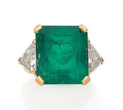 
石榴石戒指 

长方形绿宝石，三角形钻石

18K（750）金

Td。: 51...