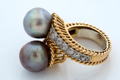 CARTIER 
"FINE PEARLS" 

RING "YOU AND ME

Grey pearls, diamonds, 18k (750) gold

Signed...