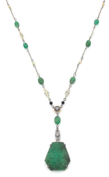 null 
项链 "绿宝石

刻有花朵的绿宝石、老式切割钻石、黑玛瑙、蓝宝石、祖母绿和珍珠，推测为精品

铂金（950）和18K（750）金 

法国作品

L....