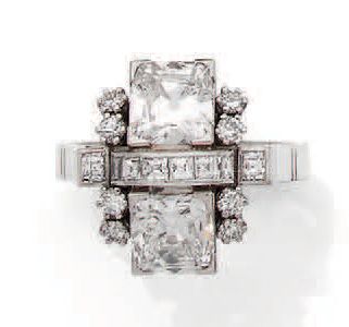 null 
钻石戒指

方形、公主形和明亮式切割钻石

18K（750）金和950铂金

法国作品 - 约1940年

Td。: 56 - Pb.8.9克 

...