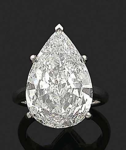 null 
RING "DIAMOND 

Pear shape brilliant cut diamond Platinum (950) 

Diamond weight...