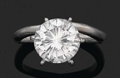 null 
钻石" 戒指 圆形明亮式切割钻石 镶嵌在18K（750）金中。Td。: 57 - Pb.5.7克。附带一份N°389401 LFG证书，证明:钻石重量...