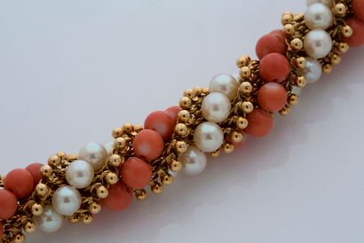 VAN CLEEF & ARPELS 
~BRACELET «TWIST» 

Torsade de perles de culture, perles de corail...