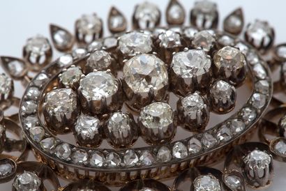 null 
勋章 "吊坠

仿古切割钻石和玫瑰花

18K金（750）和银（<800）。

法国作品 - 19世纪

尺寸：6 x 3.5厘米左右。17.6克
...