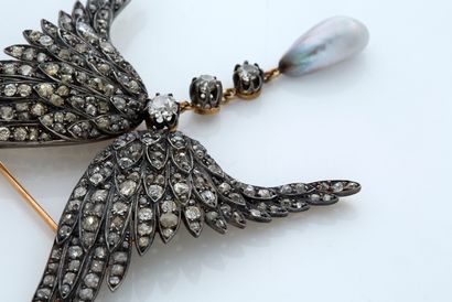 null 
翼 "托架

老式切割和粉红钻石，吊坠中的精美珍珠 

18K（750）金和银（<800）。

19世纪晚期

规格：11.4 x 6 cm - P...