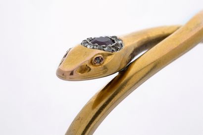 null 
蛇 "手镯

石榴石，玫瑰式切割钻石

18K（750）金法国作品 - 19世纪末 

长：17厘米左右。15克。



钻石、石榴石和黄金手镯
