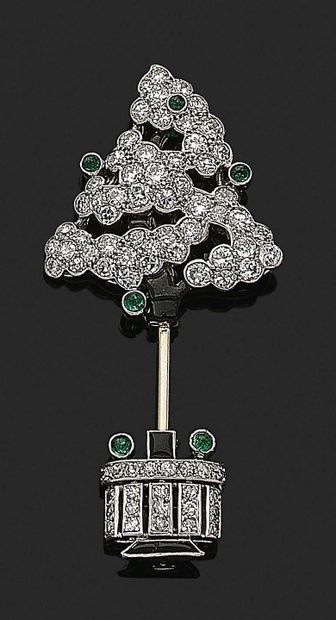 null JAB PINGLE "SAPIN"
钻石，珐琅和绿宝石 铂金（850）和18K金（750） 大约1925年
H.4.8 cm - Pb.39.5克
...
