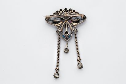 null 
新艺术主义 "吊坠胸针

古董和玫瑰切割钻石 

18K金（750）和银（<800）。

19世纪末，19世纪初

规格：9 x 6 cm - Pb...