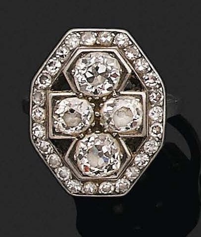 
钻石戒指

老式切割钻石，铂金（950）。

法国作品，约1925年

Td。:...