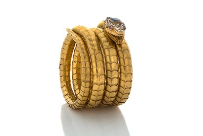 null 
蛇 "手镯

蓝宝石，玫瑰式切割钻石，18K（750）金

法国作品 - 19世纪末

Pb.69.8克



蓝宝石、钻石和黄金手镯
