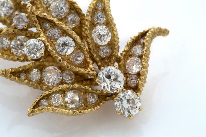 null 
PAIRE DE CLIPS «FEUILLES»

Diamants taille ancienne, or 18k (750)

Poids des...