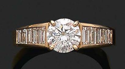 
钻石戒指

明亮式切割和长方形钻石

18K（750）金

Td。: 56 -...