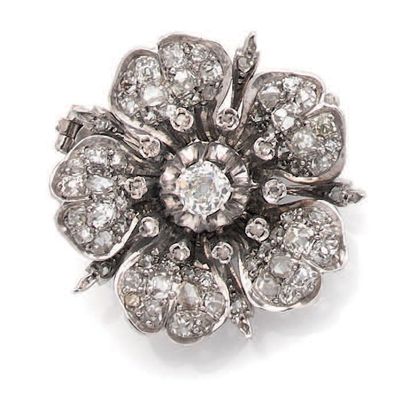 null 
BROCHE «FLEUR»

Diamants taille ancienne et roses, or 18k (750)

Travail français...