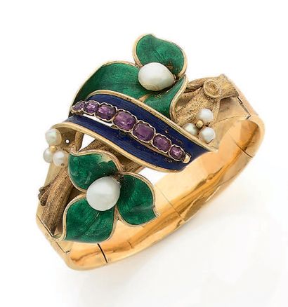 null 
叶形手镯 

精美的珍珠，紫水晶

18K（750）金和珐琅

法国作品 - 19世纪

长：17厘米左右。42.3克



珐琅、珍珠、紫水晶和黄...