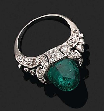 null 
EMERALD RING Sugarloaf emerald, round diamonds, platinum (850). Td. : 54 -...