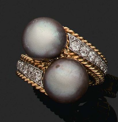 CARTIER 
"FINE PEARLS" 

RING "YOU AND ME

Grey pearls, diamonds, 18k (750) gold

Signed...