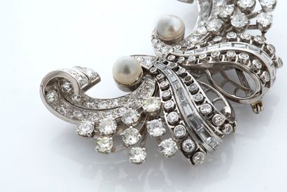 null 
DOUBLE CLIPS 

Diamants ronds et baguettes, perles de culture 

Platine (850)...