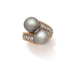 CARTIER 
"精美的珍珠 "戒指 

响起 "你和我

灰色珍珠，钻石，18K（750）金

签名 "monture Cartier"，并有编号

Td。:...