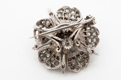 null 
花 "支架

老式切割钻石和玫瑰花，18K（750）金

法国作品 - 19世纪

直径：3厘米左右。14克



一枚钻石和黄金胸针

