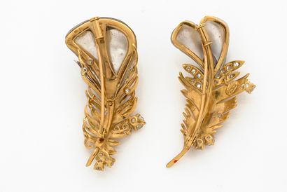 CHAUMET 
BROCHE «PLUME» Nacre, diamants taille ancienne. Or 18k (750) et platine...