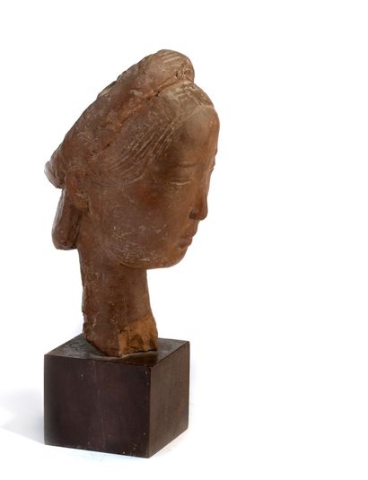 Vũ Cao Đàm (1908-2000) 
一个年轻女人的头

兵马俑，背面有签名

19.5 x 10.5 x 11 cm - 7 5/8 x 4 1/8...