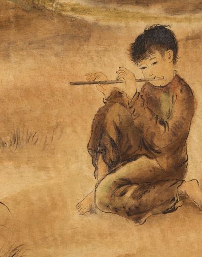 TRAN VAN THO (1917-2004) 
小男孩吹奏长笛

丝绸上的水墨和色彩，金色亮点，右下方有签名

26.2 x 34.5 cm - 10 1/4...