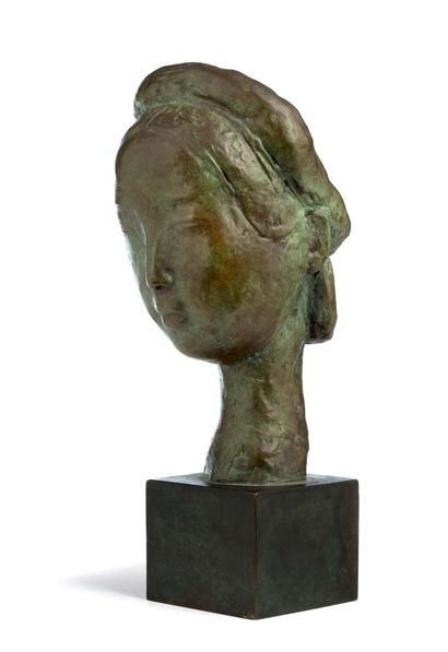 Vũ Cao Đàm (1908-2000) 
Tête de jeune femme

Bronze à patine verte nuancée, signé...