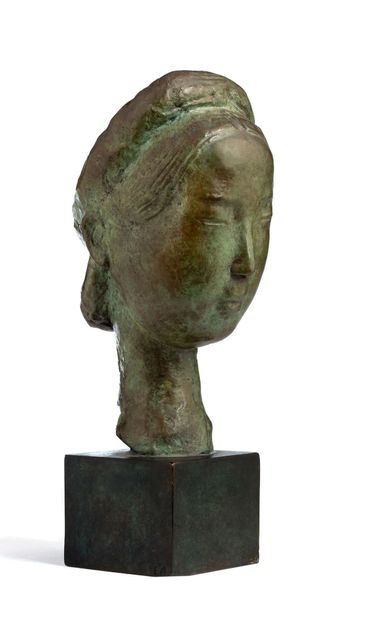 Vũ Cao Đàm (1908-2000) 
Tête de jeune femme

Bronze à patine verte nuancée, signé...