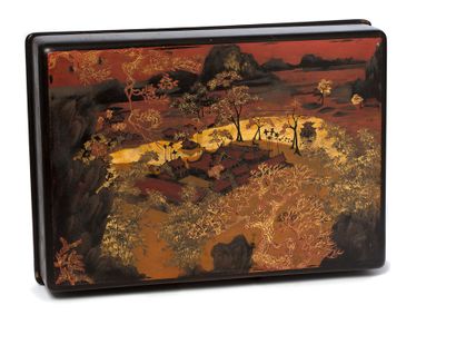 ATELIER DE PH?M H?U (1903-1995) 
长方形木箱，涂有金色亮点，内部为红色漆面，装饰有传统村落，背面有作坊印章。 

7 x 25 x...