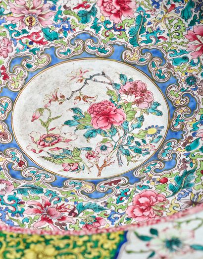 CHINE XVIIIe siècle 
Bassin en émaux de la famille rose sur cuivre, finement décoré...