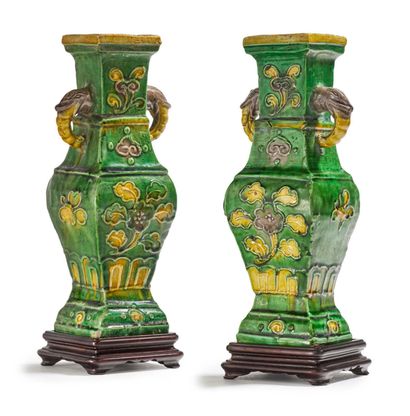 CHINE XVIIIe SIÈCLE, PÉRIODE KANGXI (1661 - 1722) 
Paire de vases balustres quadrangulaires...
