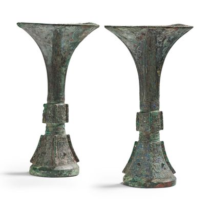CHINE PÉRIODE SHANG (1570 À 1045 AV. J.-C.) Paire de vases Gu en bronze de belle...