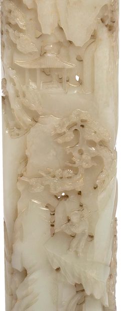 CHINE XVIIIe SIÈCLE, PÉRIODE QING 
Vase quadrangulaire en jade blanc ajouré, à décor...
