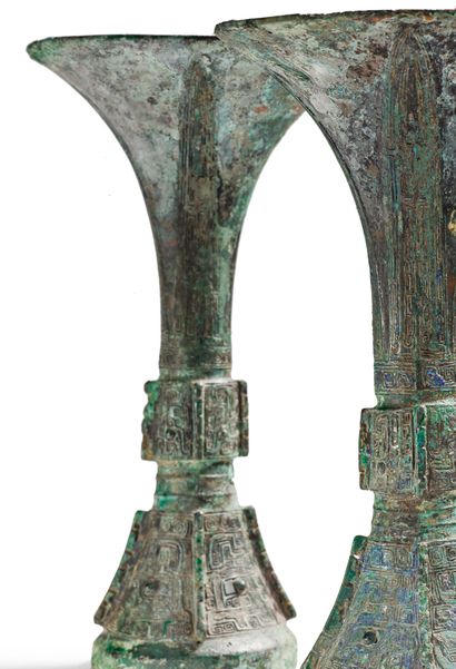 CHINE PÉRIODE SHANG (1570 À 1045 AV. J.-C.) 
Paire de vases Gu en bronze de belle...