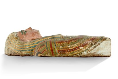 null 大型雪松木石棺罐MASK，上面画着一个戴着尼玛的女性肖像，上身戴着大的ousekh胸饰项链。古埃及，第二十三王朝（公元前945-715年）
高度：89厘米...