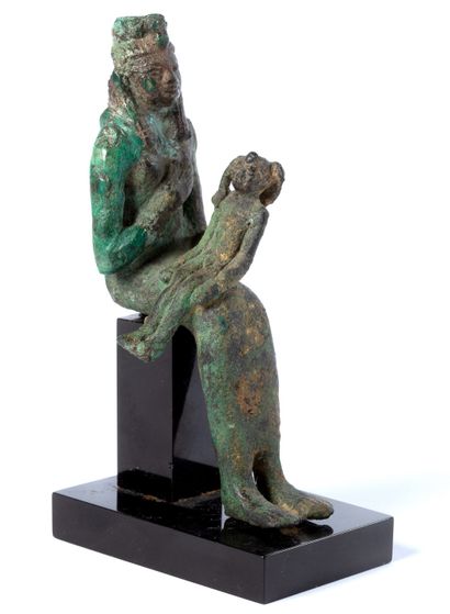 null ISIS LACTANS bronze, Isis est représentée avec une large perruque sommée d'une...