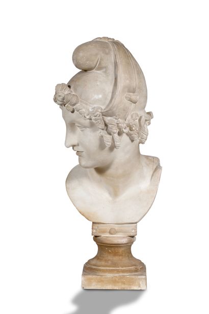 null [PLASTER]
戴着弗里吉亚帽的阿提斯或阿提斯的半身像，放在一个带斗拱的圆形基座上。可能是19世纪。
高度 : 67 cm (状况良好)