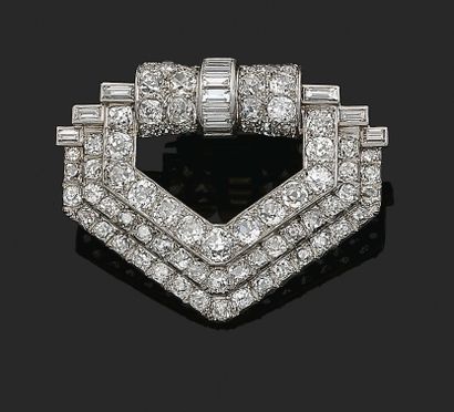 null IMPORTANT CLIP « ÉCUSSON »
Diamants taille ancienne et baguettes
Platine (850),...