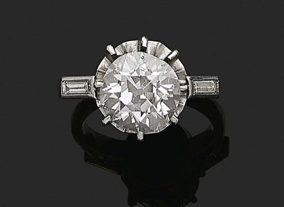 null BAGUE « DIAMANT »
Diamant coussin taille ancienne et baguettes
Or 18k (750)...