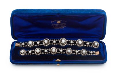 null ENSEMBLE À TRANSFORMATION Collier pouvant également former une paire de bracelets
Perles...