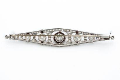 null BROCHE BARETTE « ART DÉCO »
Diamants taille ancienne et roses, onyx
Or 18k (750)
Longueur...